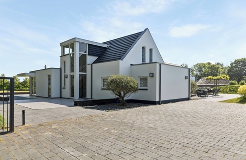 Ouddorp Villa | Luxury villa with XXL JACUZZI for max. 16 persons.