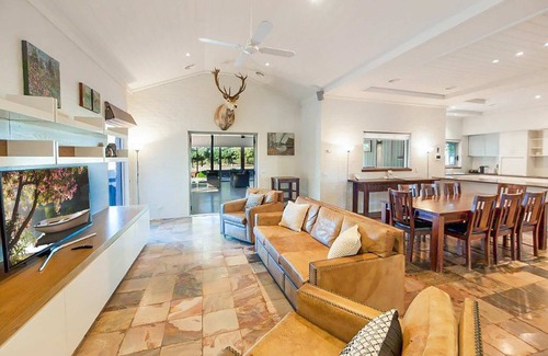Moama House | Luxury Vineyard Estate | Pool | 5 Bedrooms