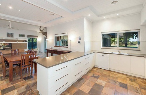 Moama House | Luxury Vineyard Estate | Pool | 5 Bedrooms