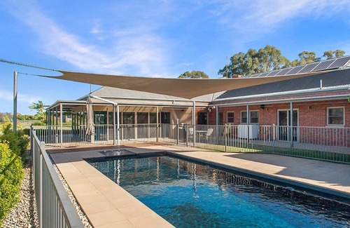 Moama House | Luxury Vineyard Estate | Pool | 5 Bedrooms