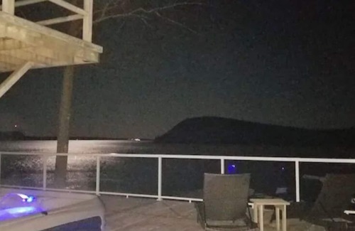 Dufferin Apartment | Luxury w/FIRE PIT, HOT TUB, KAYAKS by the water! PEACEFUL, PRIVATE & THE VIEW!