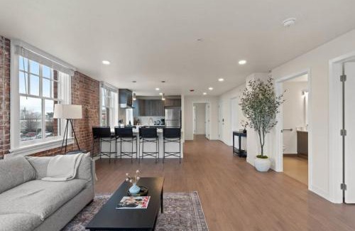 Riverside Apartment | Luxury w King Beds, Pool Table, Central Downtown!