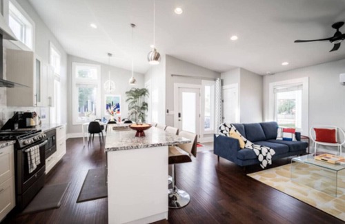 Fountain Square House | Luxury w/SoakTub* King* Backyard* Fountain Sq