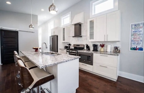 Fountain Square House | Luxury w/SoakTub* King* Backyard* Fountain Sq