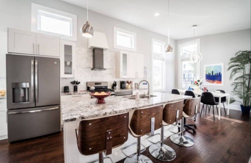 Fountain Square House | Luxury w/SoakTub* King* Backyard* Fountain Sq