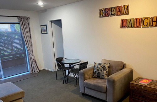 Hamilton Bed & Breakfast | Luxury warm and sunny one bedroom unit in handy location, sleeps two.