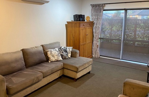 Hamilton Bed & Breakfast | Luxury warm and sunny one bedroom unit in handy location, sleeps two.