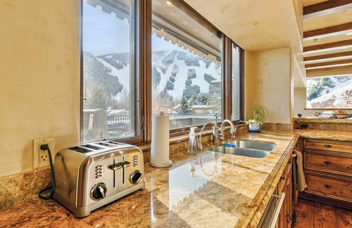 Warm Springs House | Luxury Warm Springs Home with Rooftop Hot Tub, Epic Views, + Walk to Lift!