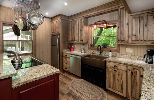 Robbinsville Cabin | Luxury Waterfall Lodge & Guest House with Firepit, Hiking Trails, WiFi, Creek
