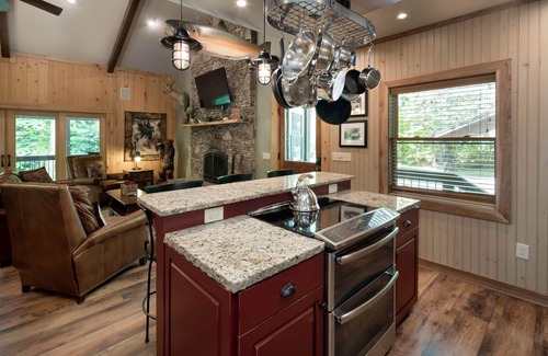 Robbinsville Cabin | Luxury Waterfall Lodge & Guest House with Firepit, Hiking Trails, WiFi, Creek