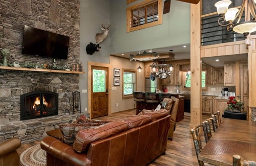 Robbinsville Cabin | Luxury Waterfall Lodge & Guest House with Firepit, Hiking Trails, WiFi, Creek