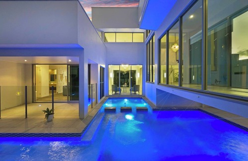 Pelican Waters House | Luxury Waterfront 6 Bedroom Escape on Canal