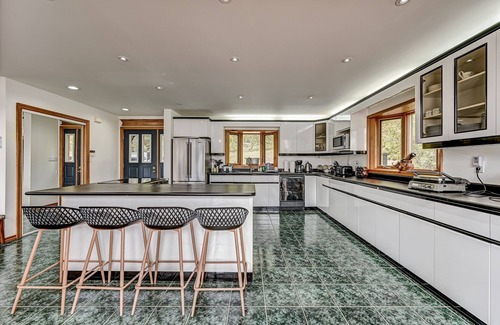 Penetanguishene Cottage | Luxury Waterfront Paradise with sauna and hot tub!