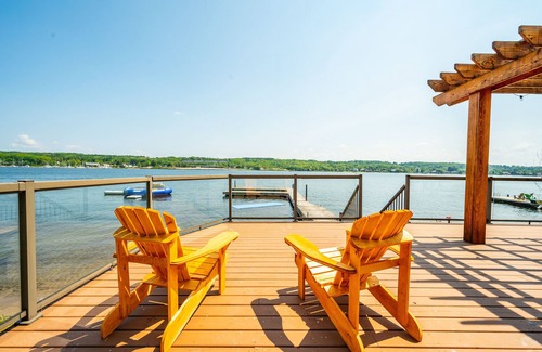 Penetanguishene Cottage | Luxury Waterfront Paradise with sauna and hot tub!
