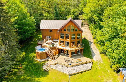 Penetanguishene Cottage | Luxury Waterfront Paradise with sauna and hot tub!