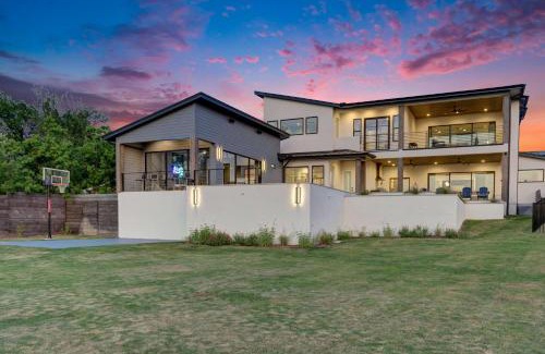 Horseshoe Bay House | Luxury waterfront Villa Heated pool and sauna