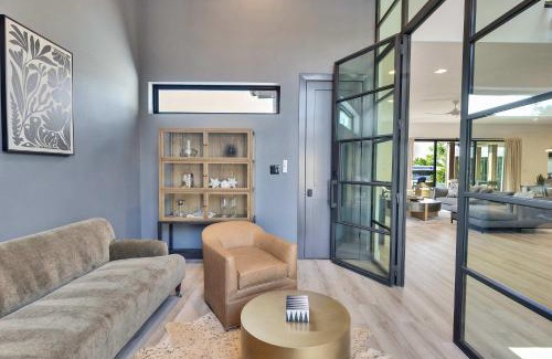 Horseshoe Bay House | Luxury waterfront Villa Heated pool and sauna