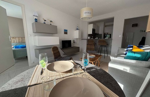 Pontaillac Apartment | Luxury Waterfront Apartment with Beach Access in Pontaillac - Sleeps 4