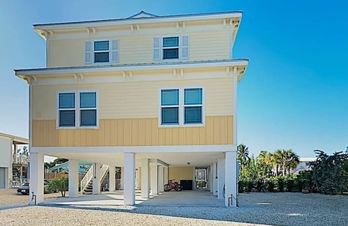 Marathon House | Luxury Waterfront DOCK 4/3 BEACH ICE MACHINE/PRIVATE POOL/HEATER/CHILLER
