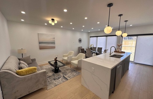 Pickering House | Luxury Waterfront Escape