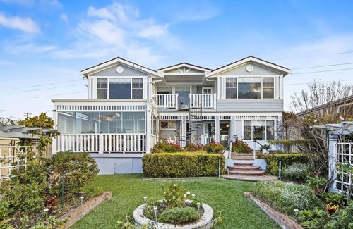 Toukley House | Luxury Waterfront Holiday Home