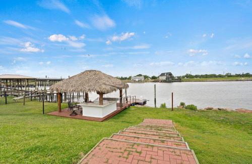 Freeport Villa | Luxury Waterfront Home Family and Pet Friendly Near Surfside Beach 11 Mins