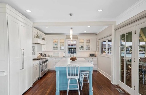 Pine Orchard House | Luxury Waterfront Oasis