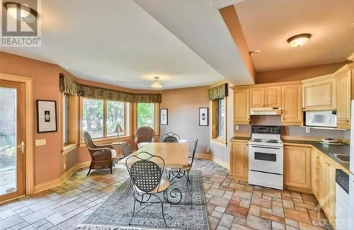 Arnprior House | Luxury Waterfront - quiet, walking trails, great water.