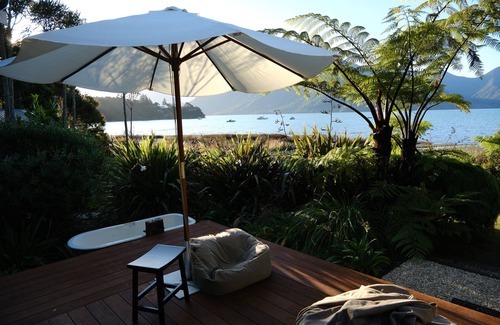 Moetapu Bay House | Luxury Waterfront Retreat at Mahau Sound