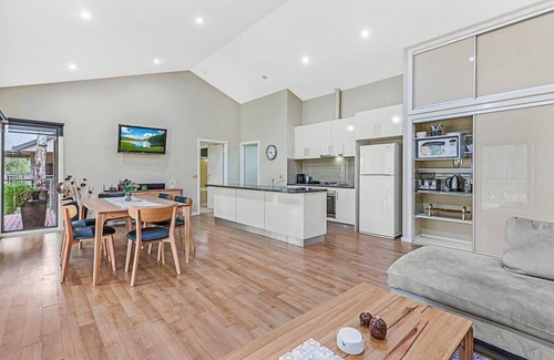 Echuca Village House | Luxury Waterfront Retreat on Murray River