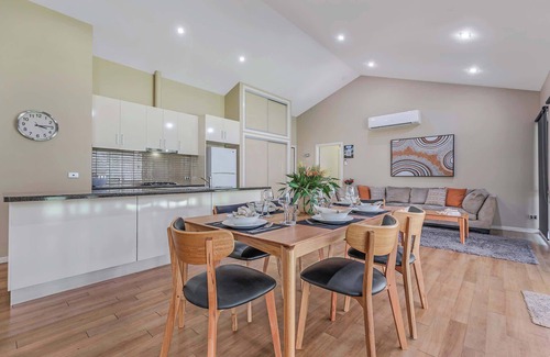 Echuca Village House | Luxury Waterfront Retreat on Murray River