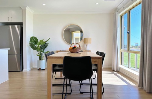 Kalbarri Villa | Luxury Waterfront | Sleeps 4 | Resort Pool | Wifi