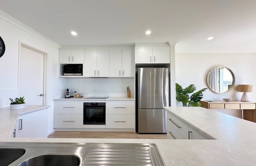 Kalbarri Villa | Luxury Waterfront | Sleeps 4 | Resort Pool | Wifi