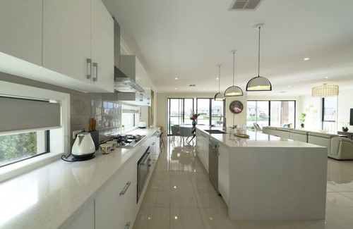Sanctuary Lakes Villa | Luxury Waterfront Spacious House BBQ Lakes View
