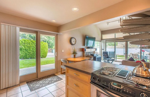 Chelan Condo | Luxury waterfront townhouse w/sandy beach outside your patio door! WOW!