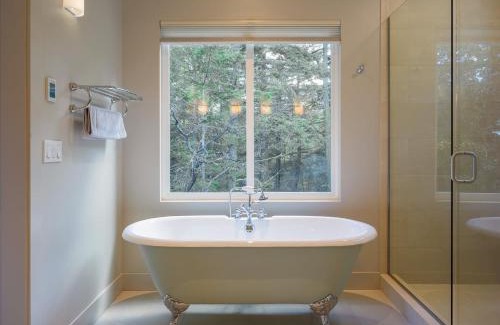 Eastsound House | Luxury Waterfront & Views, Private Beach, Golfing