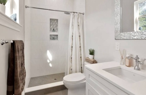 Greater Northdale Villa | Luxury Waterfront Villa w/ Pool, Jacuzzi