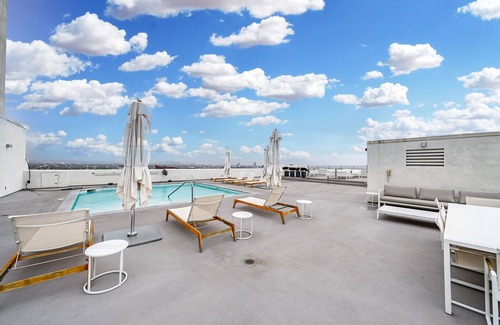 The Flats Condo | Luxury WeHo Condo w/Epic Views, Rooftop Pool & Valet