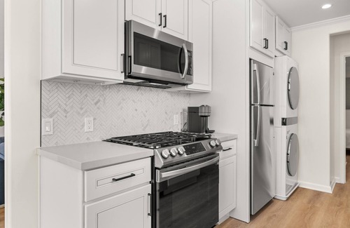 West Beach Apartment | Luxury West Beach Getaway, Blocks to Pier and Beach