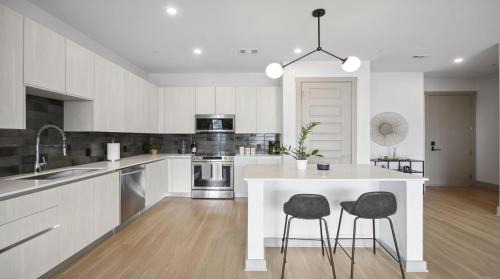 Home Park Apartment | Luxury West Midtown 2 bdrm