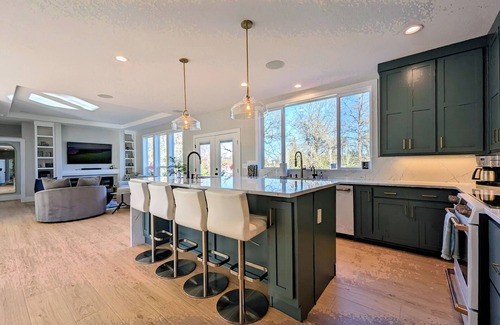 Carlton House | Luxury Wine Country Escape w/3 King Suites & Putting Green – Walk to Town