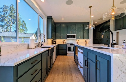 Carlton House | Luxury Wine Country Escape w/3 King Suites & Putting Green – Walk to Town