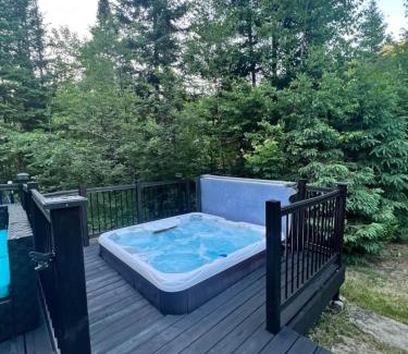 St-Adolphe-d'Howard Ski Chalet | Luxury with hot tub 300mbps Wifi Games & more !