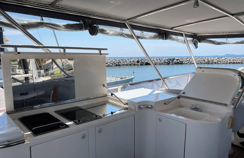 Premia de Mar Boat Rental | Luxury yacht in marina de Badalona. Price for overnight stay in the whole yacht.