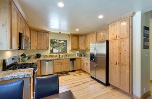 Pioneer Trail House | Luxury5 BR 3.5 Bath Minutes From Heavenly, Casinos And The Lake