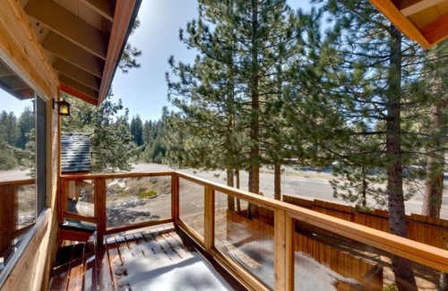 Pioneer Trail House | Luxury5 BR 3.5 Bath Minutes From Heavenly, Casinos And The Lake