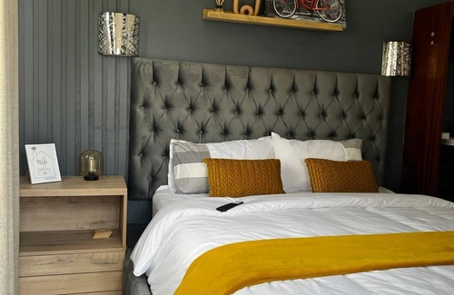 Kempton Park Cabin | LuxuryAirportLodge near OR TAMBO