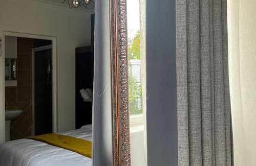 Kempton Park Cabin | LuxuryAirportLodge near OR TAMBO