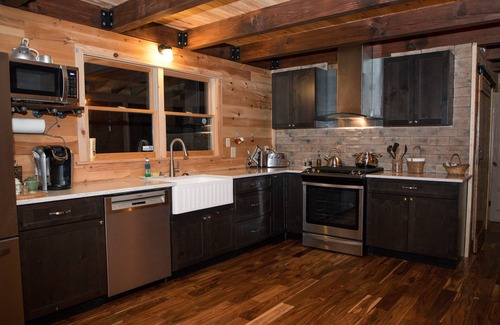 Denniston Cabin | LuxuryCabin! Hottub Wi-fi PoolTable ChaletWindows 4SeasonsSunroom BabuThe9ftBear