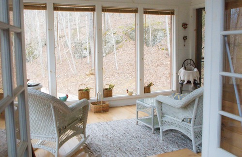 Denniston Cabin | LuxuryCabin! Hottub Wi-fi PoolTable ChaletWindows 4SeasonsSunroom BabuThe9ftBear